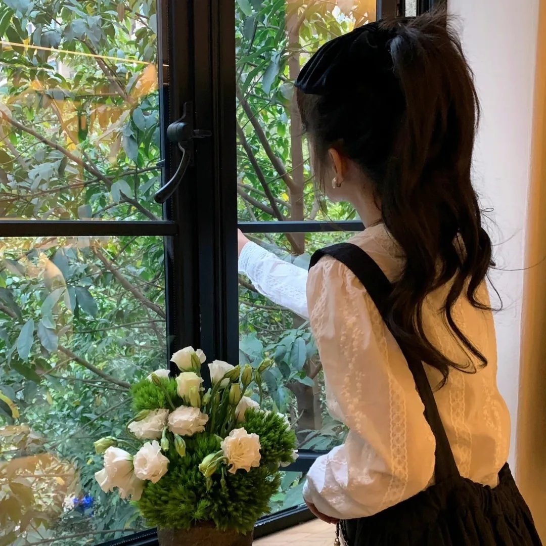 照片中的女孩